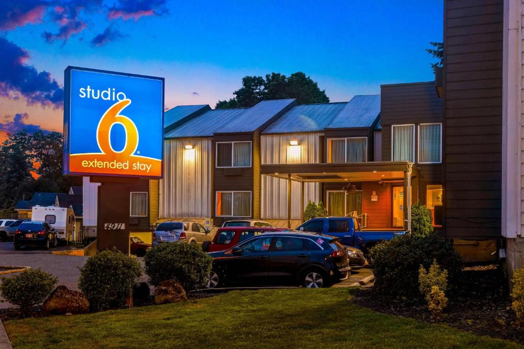 Cully Hotel | Studio 6-Portland, OR