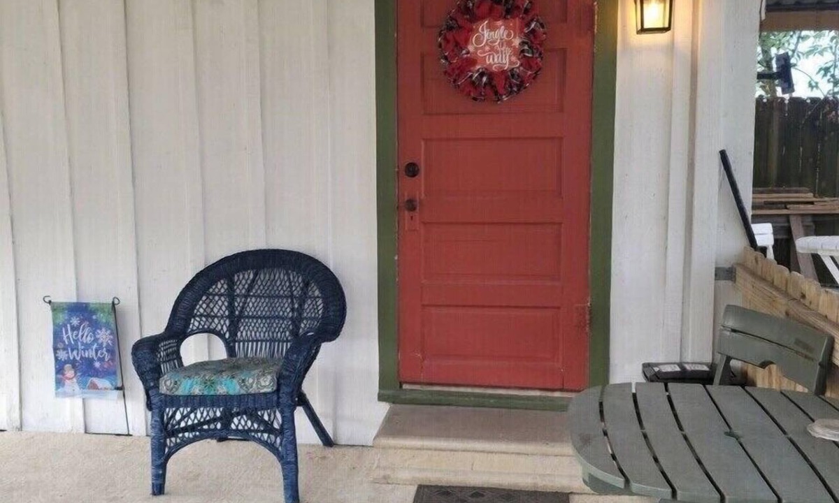 Breaux Bridge Apartment | Studio A. Katie & Steve Riley Apartment