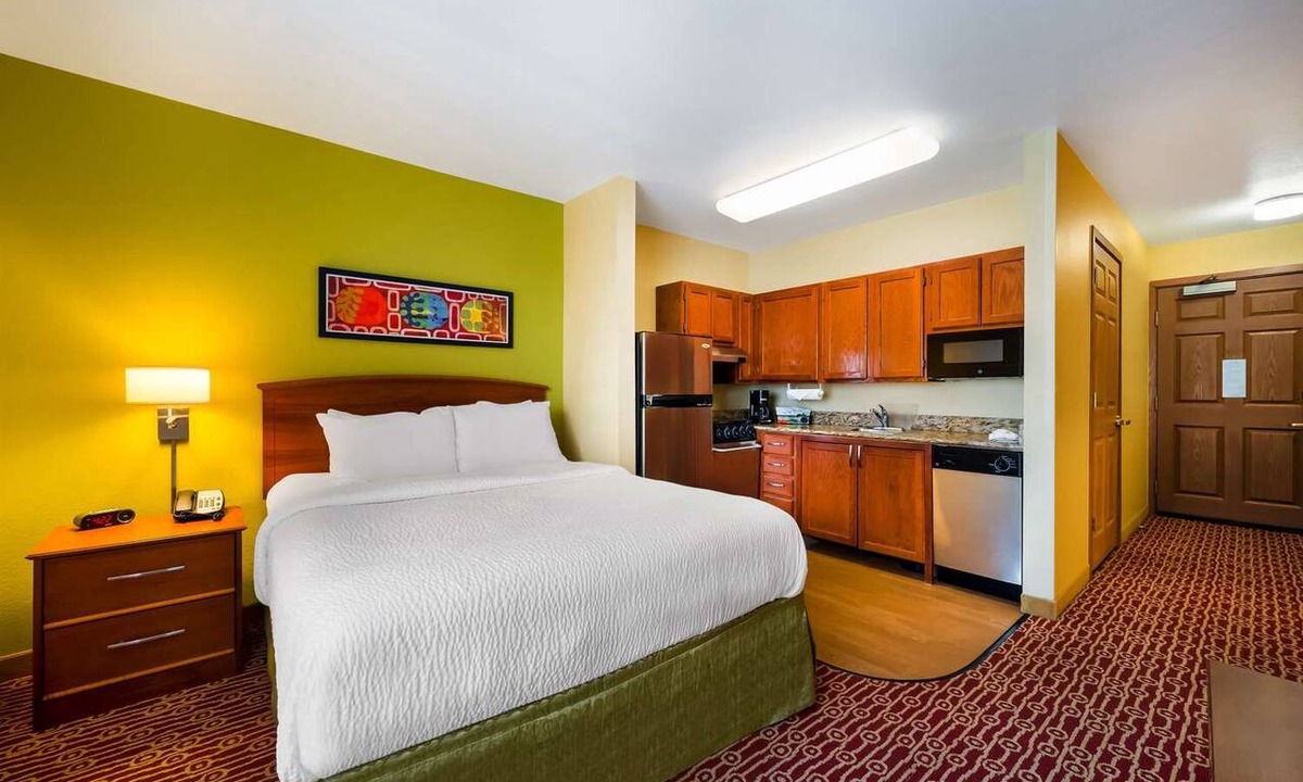 Novi Apartment | Studio Suite with Full Kitchen Near Meadowbrook Lake – 2.1 Mi
