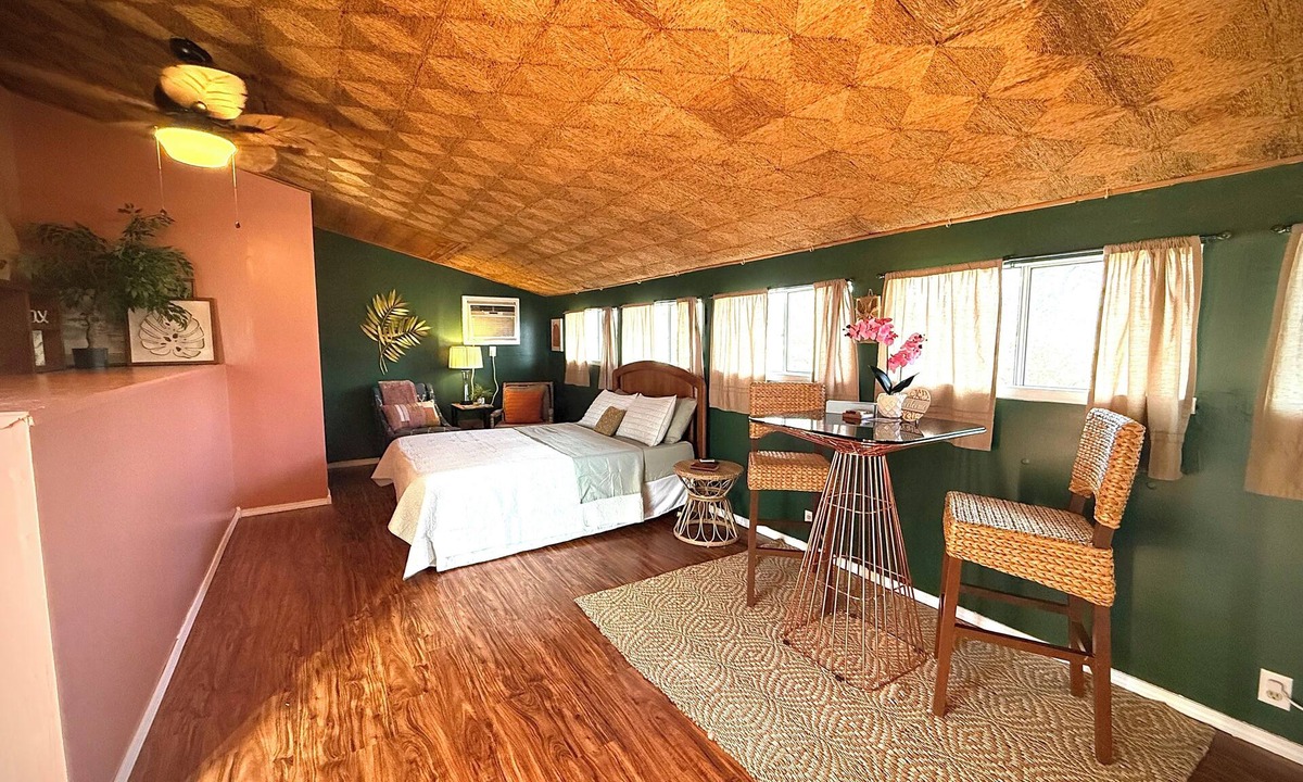 Turners House | Studio with incredible view minutes from the mall!