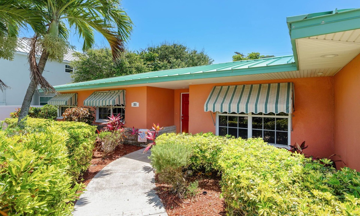 Cocoa Beach House | Stunning Beachside Retreat Family House - One Block Walk from the Beach ☀️