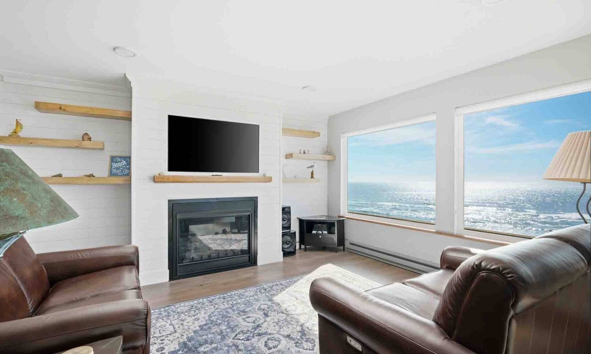 Cloverdale House | Stunning Panoramic Ocean Front Views, Single Level, Open Floor Plan, BBQ, Large Deck, Walk to Beach