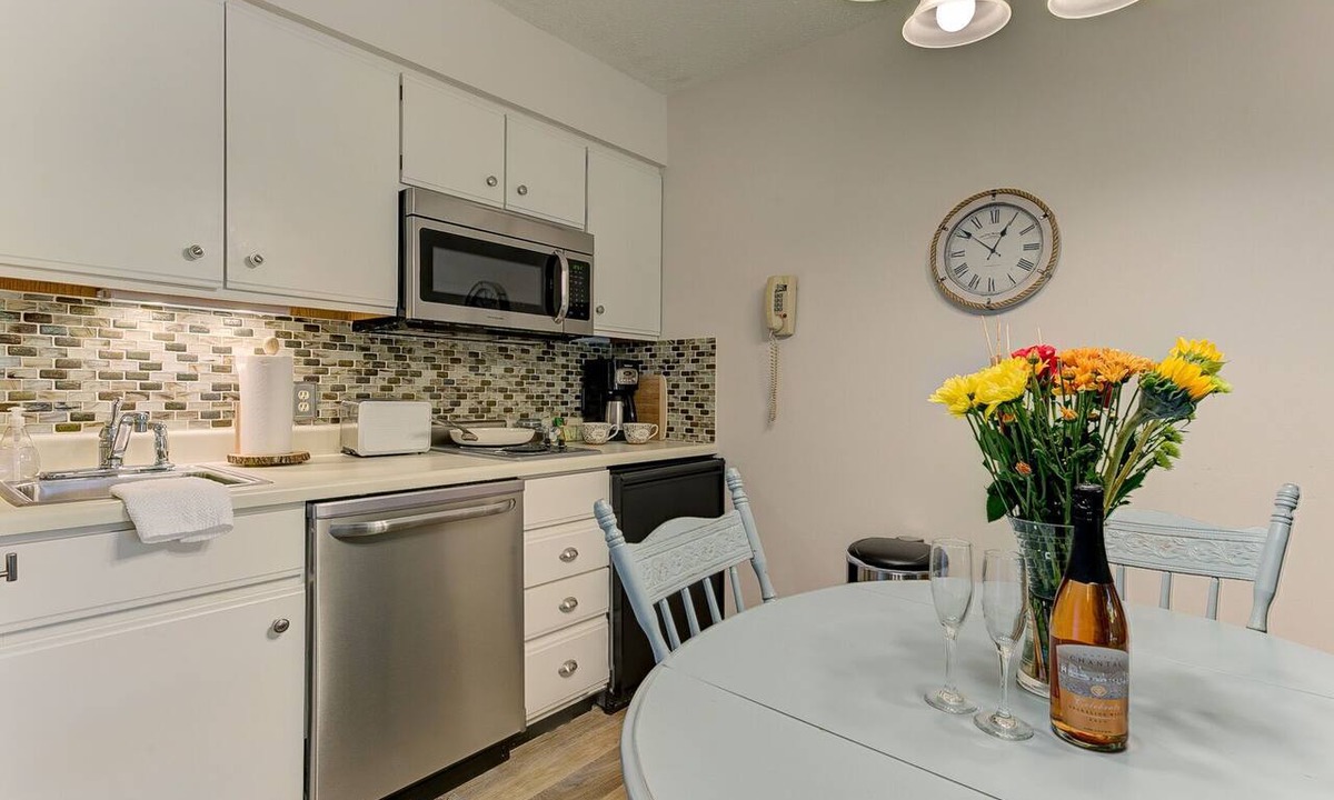Acme Condo | 🏖️ Stunning Sunset Bay Views @ The Shores | Traverse Bay Views | Moments to the Beach