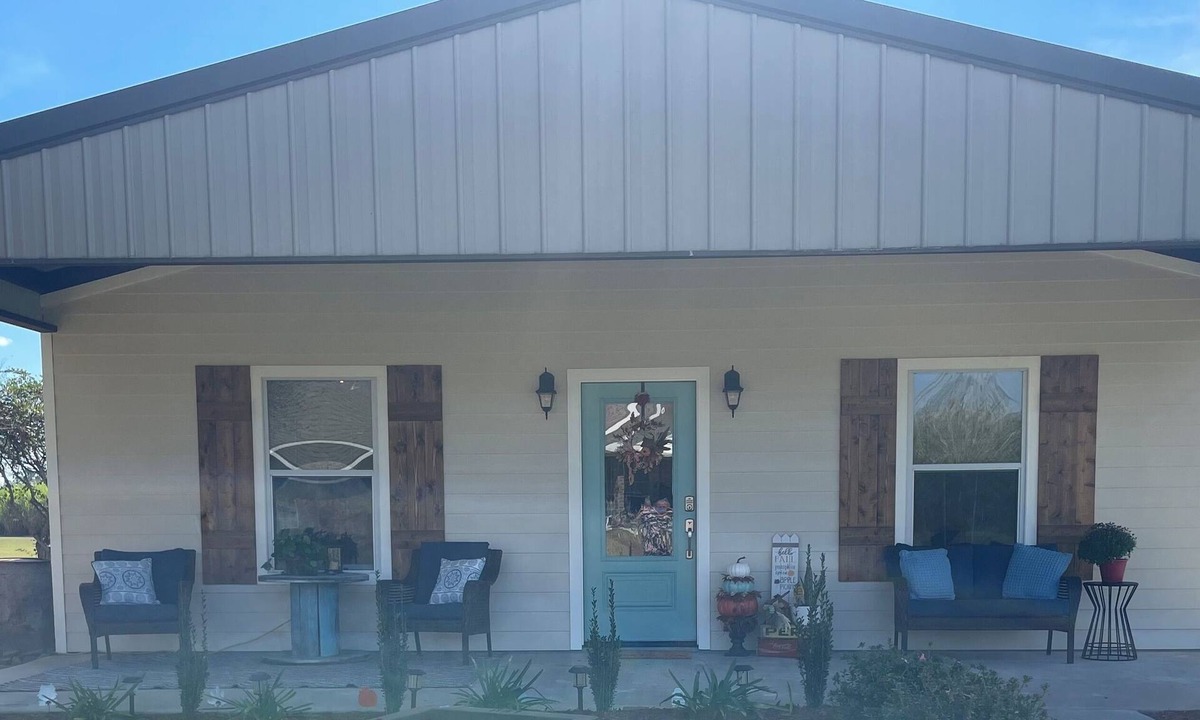 Oscar Cabin | Sugar Cane Cottage is cozy with a country feeling.