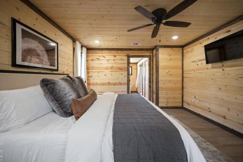 Golden Apartment | Summer Break, Modern Riverfront, Starlink, Hot Tub
