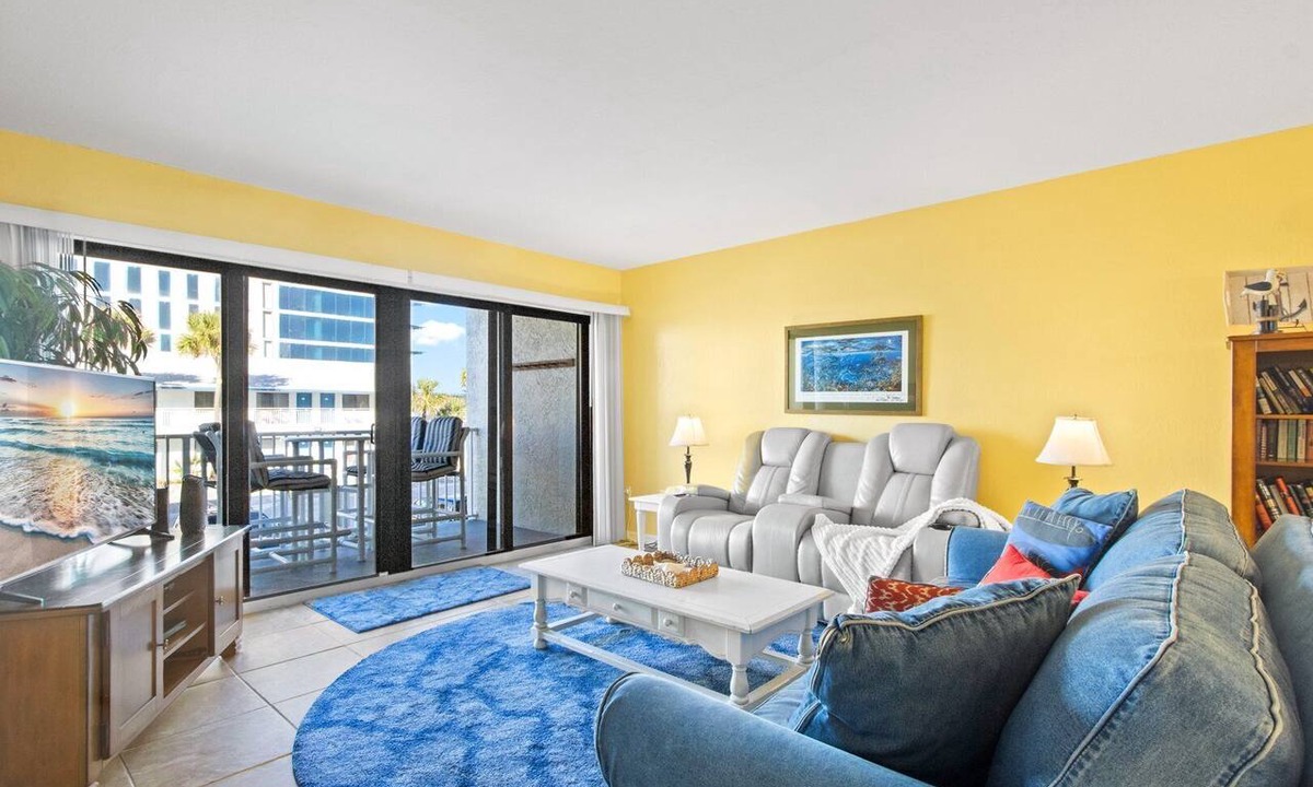 Cocoa Beach Condo | Sunny Cocoa Beach Condo W/Steps To Pool & Beach Access 🌴