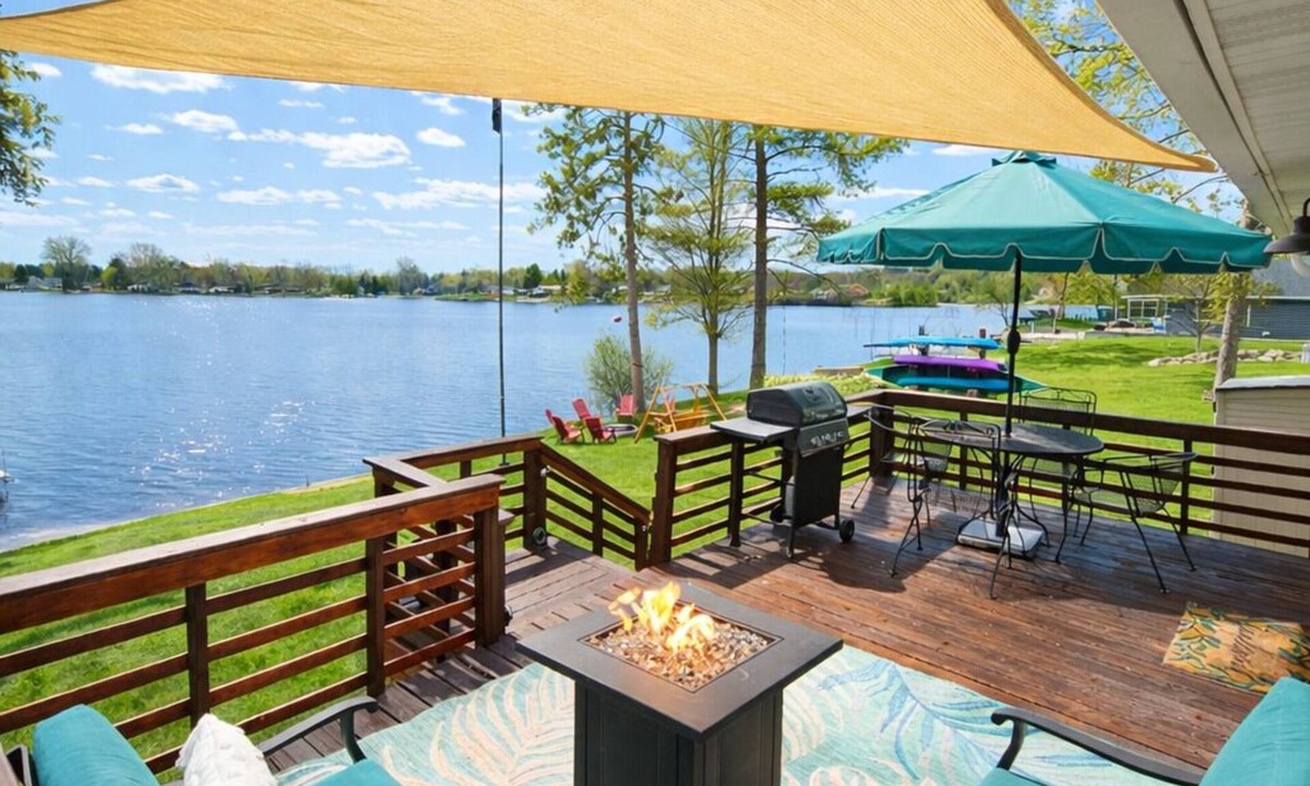 Gladwin House | Sunshine at the Beacon: Ultimate Summer Lakefront Getaway!