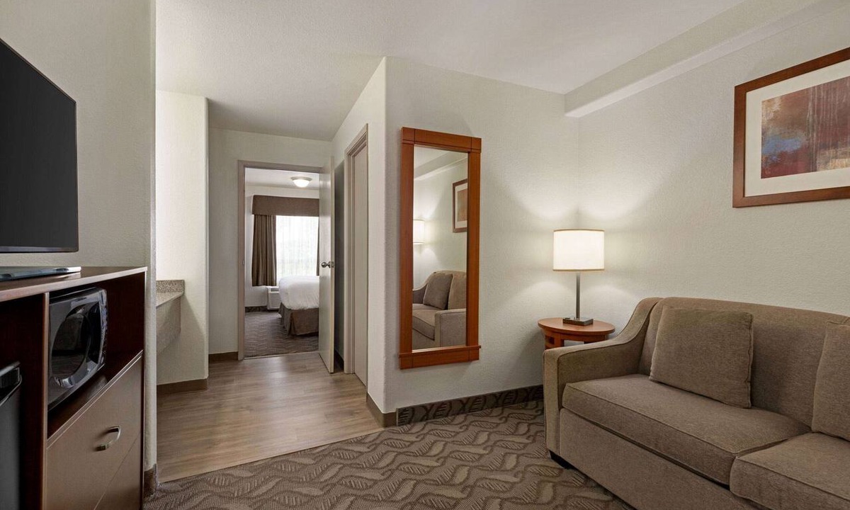 Southwest Calgary Hotel | Super 8 by Wyndham Calgary Shawnessy Area