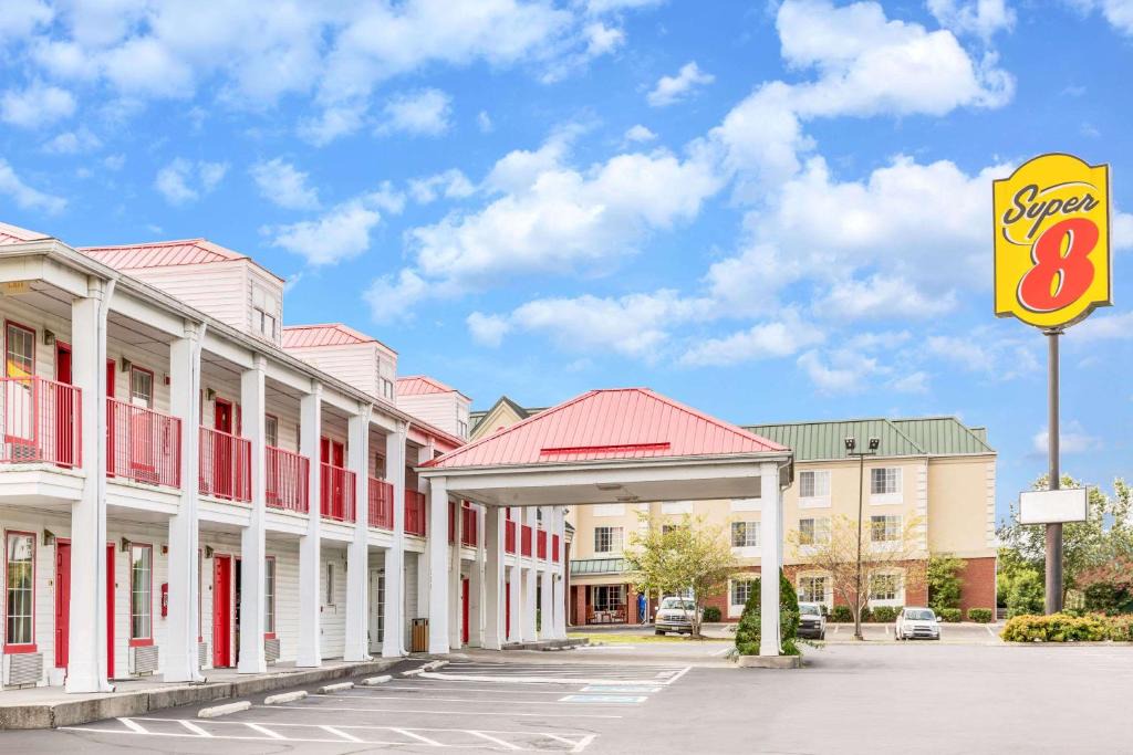 Clinton Hotel | Super 8 by Wyndham Clinton TN