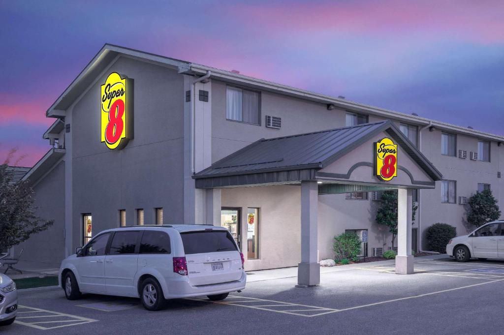 Willmar Hotel | Super 8 by Wyndham Willmar