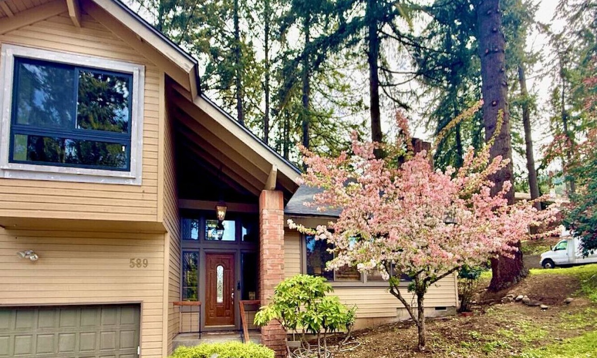 Thurston House | Super comfy 3000 sq ft 4 bedrooms, Deck, EV Charger