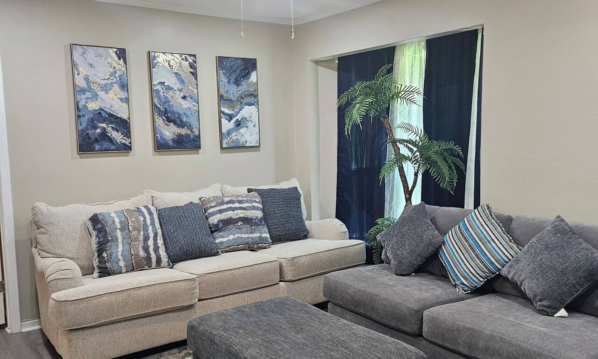 Mesquite House | SUPERHOST Spacious Praise Luxury 4BR/3Bath/Crib/GameTable/Convention Center/BBQ