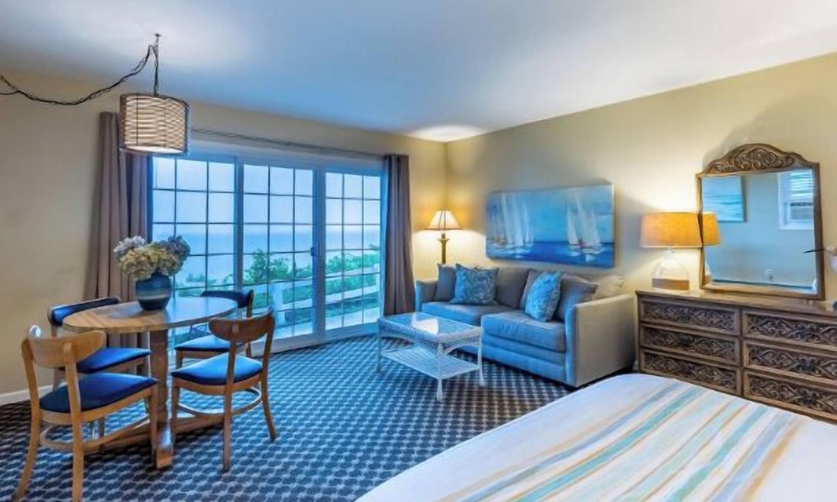 Whitehall Resort | Surfside 2 - 1 Queen bed and 1 queen sofa sleeper