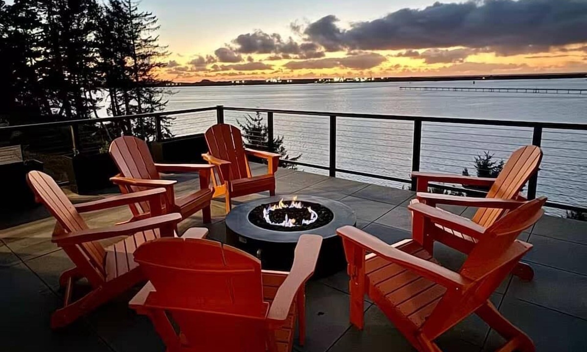 Coos Bay House | Sweeping Bay Views, Room for all & a Hidden Door