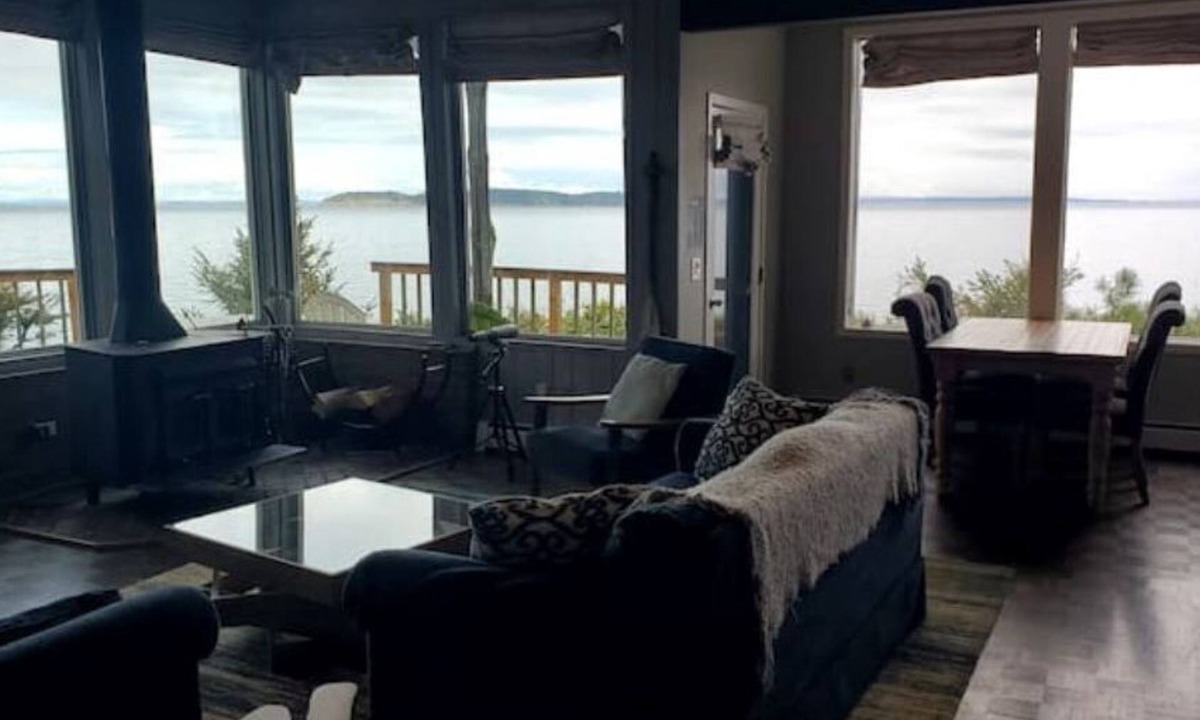 Eastsound Cabin | Sweeping Views on the Water