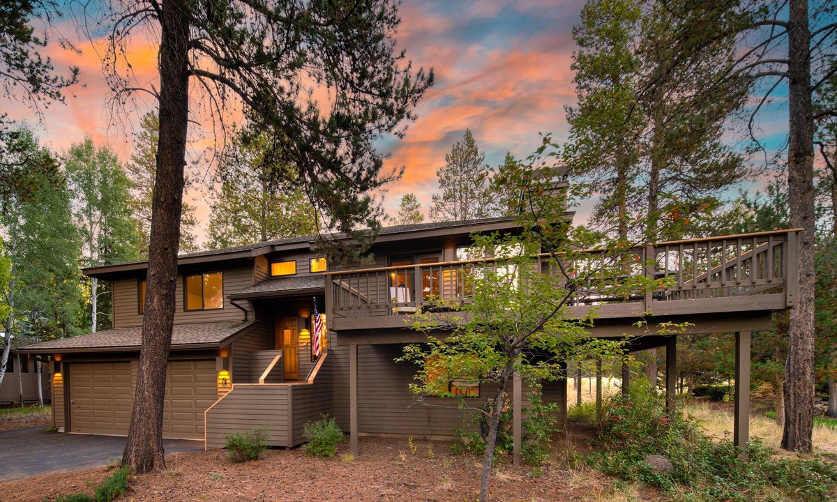 Sunriver Cabin | Tanner by AvantStay | Hot Tub, Fireplace, BBQ Grill | Modern Cascades Escape