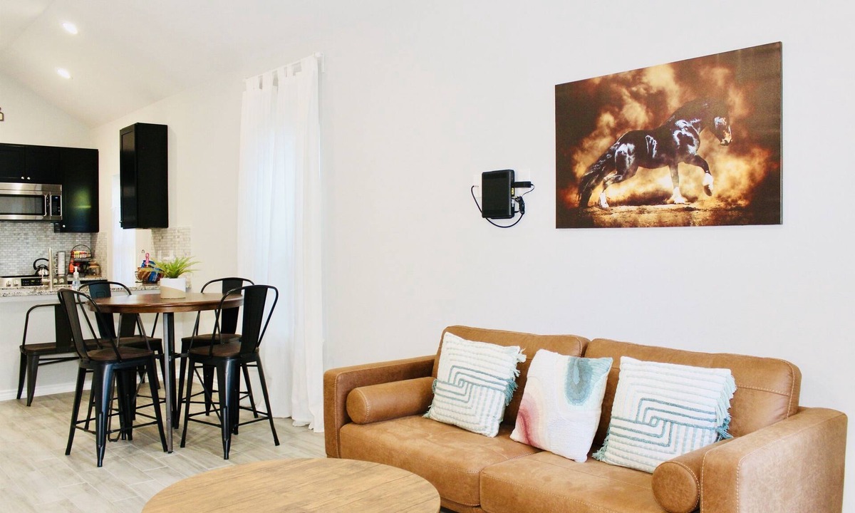 Montgomery House | The Beaver Den 30 day stays King bed Lake Conroe