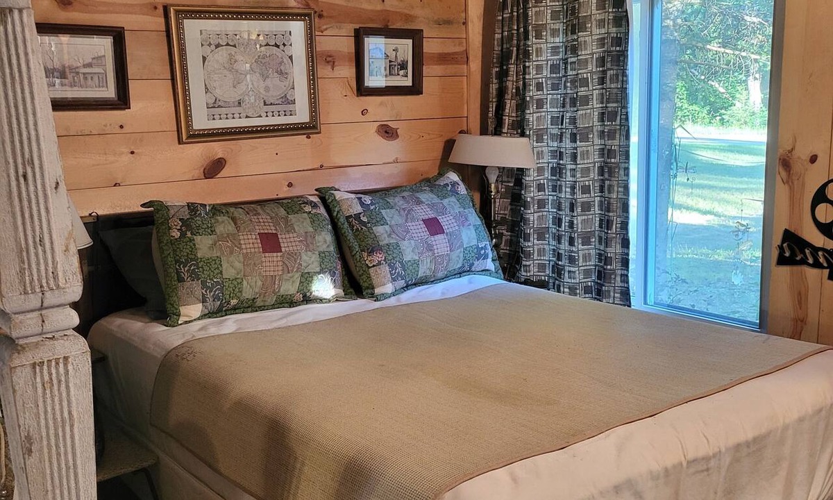 Harrison Cabin | The Better then Tenting Getaway , 1 bedroom Cozy Cabin with Open floor plan.