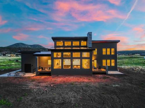 Fort Valley House | The Bluebird Flagstaff Jacuzzi Sleeps 26