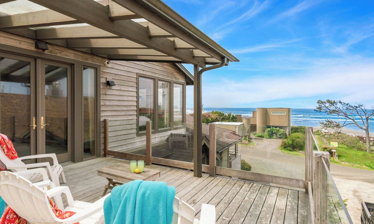 Arch Cape Cabin | The Castle Rock Estate by AvantStay | Steps From Arch Cape Beach