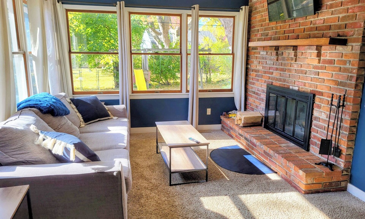Ames House | The Central Hearth:Football, families and fun! Sleeps 8! 8 min to Jack Trice!