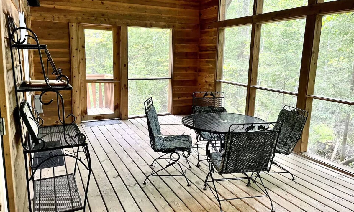 Red Cliff House | The Chickadee Cabin Retreat w/Trails and Beach Access