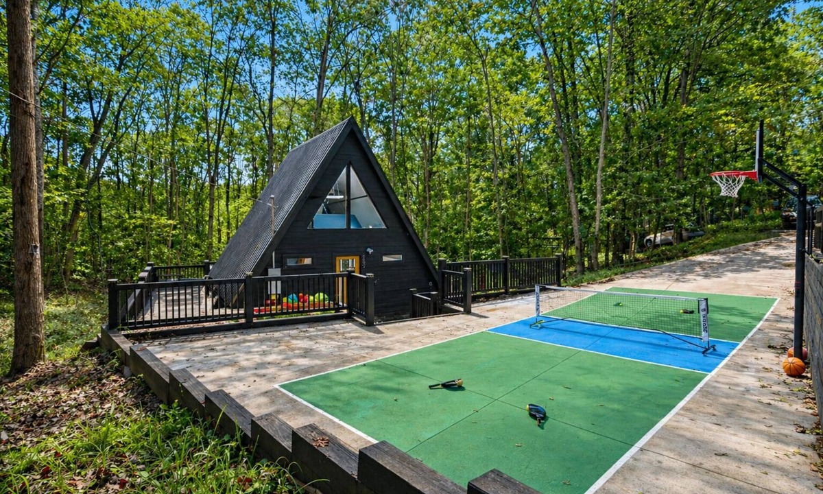 Cashes Valley Cabin | The Cozy-A - Pickleball - Sauna - Fire Pit - Hot Tub