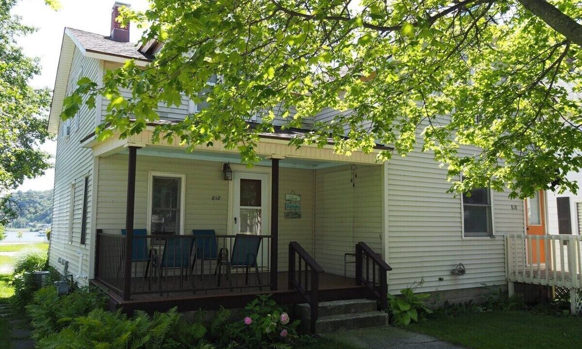 Frankfort Apartment | The Cute & Cozy - Lower Apt. - GREAT LOCATION! WALK TO DOWNTOWN AND LAKE MICHIGAN!