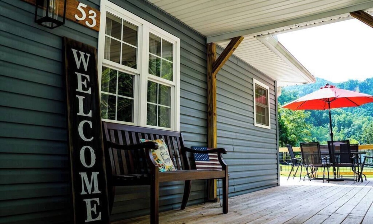 Matewan House | *The Decked out Den*