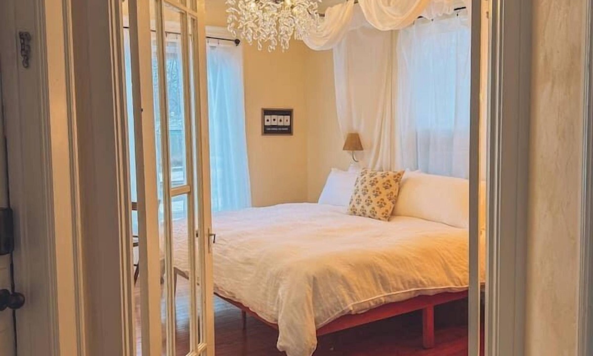 Niles Apartment | The Desperado Lounge @ Renegade Hideaways