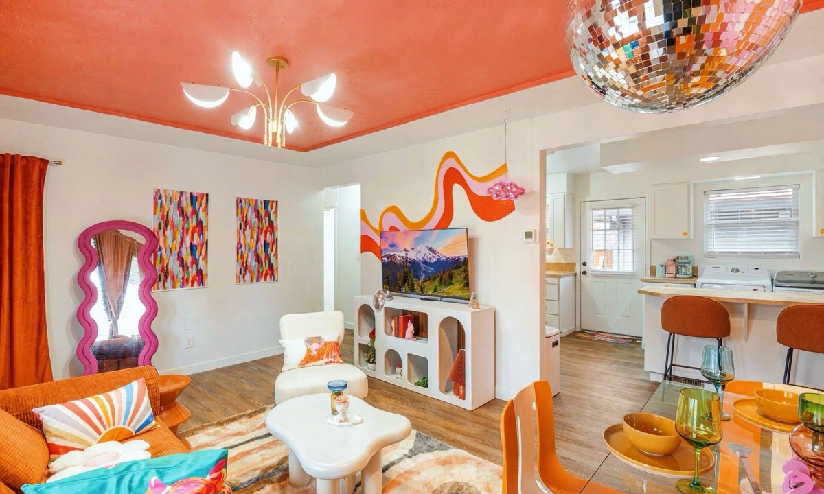 Vancouver Heights House | The Disco Den Prime location. Mins to amenities
