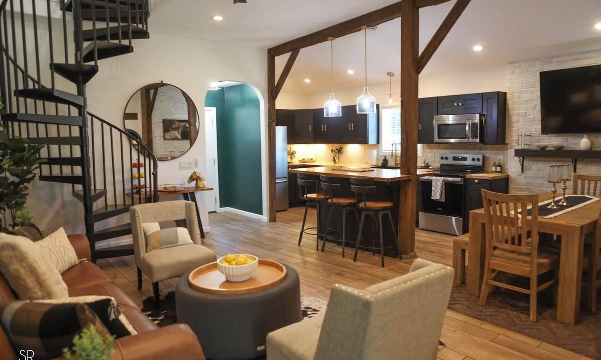 Preston House | The Horse Carriage 2 miles from Foxwoods Casino