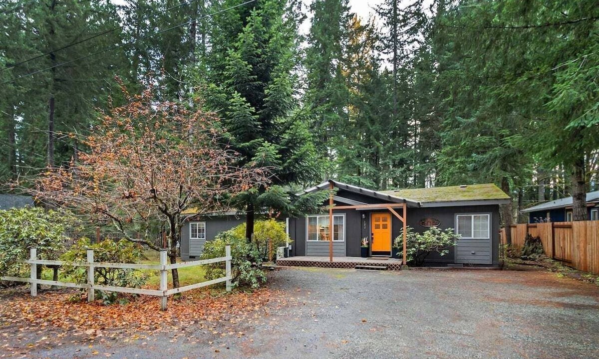 Packwood Cabin | The Humble Abode | Wifi, AC, Fireplace