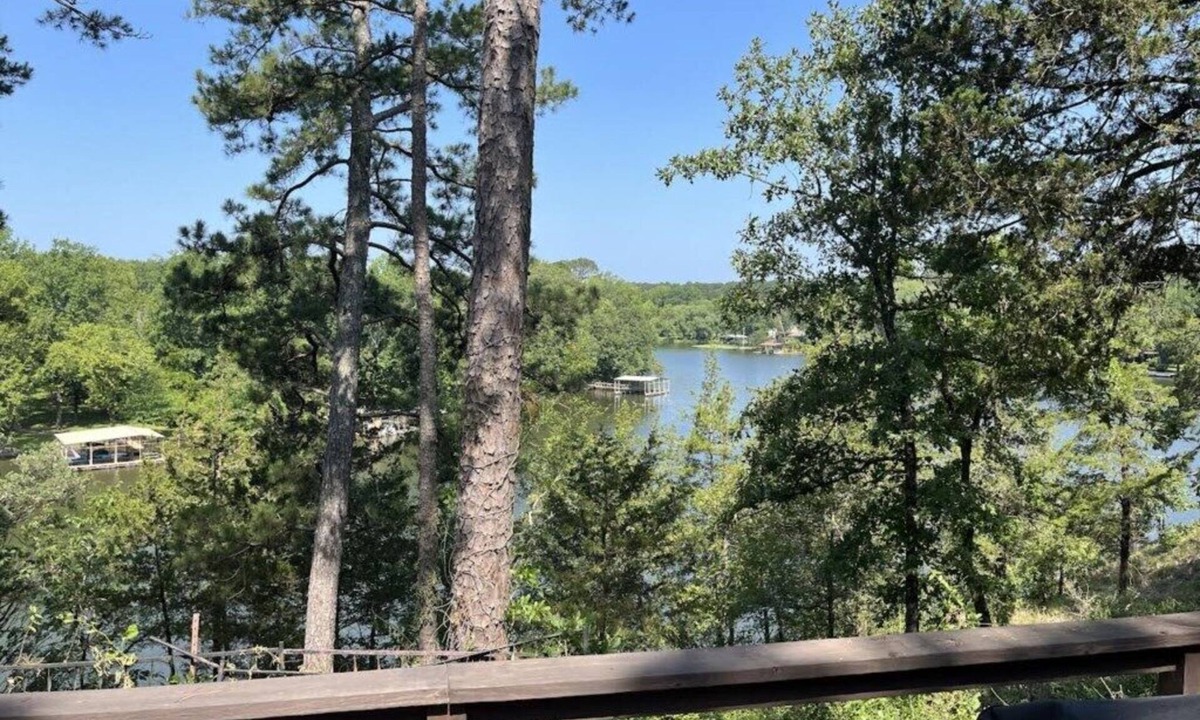 Royal Cabin | The Juniper ~ Cabin Fourteen ~ Pet Friendly ~ Lakefront