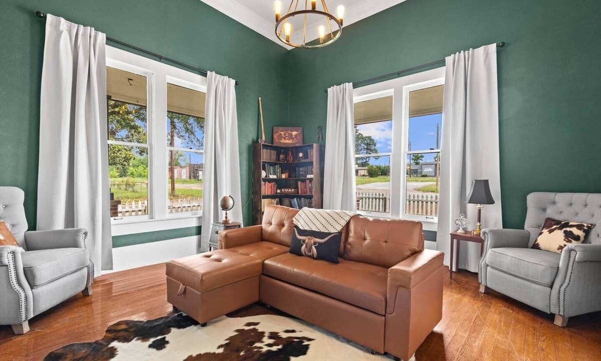 Gladewater House | The Leonidas Suite at historic Jeter Farmhouse