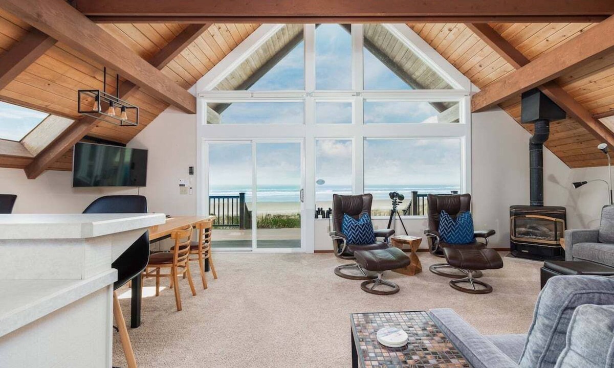 Tierra Del Mar House | The Lookout - Beachfront, amazing views, spacious home