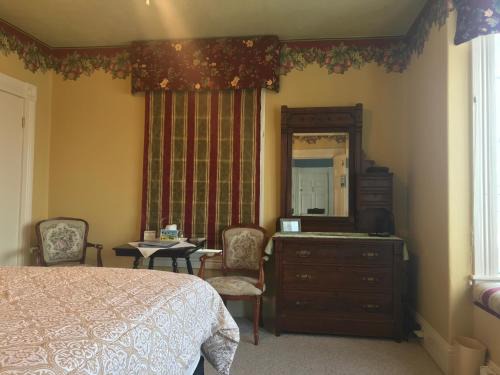 Parrsboro Hotel | The Maple Inn