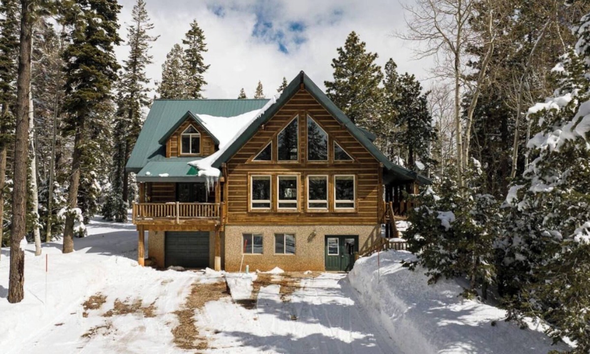 Meadow View Heights Cabin | The Moccasin Lodge w/Hot Tub & Fire Pit Escape