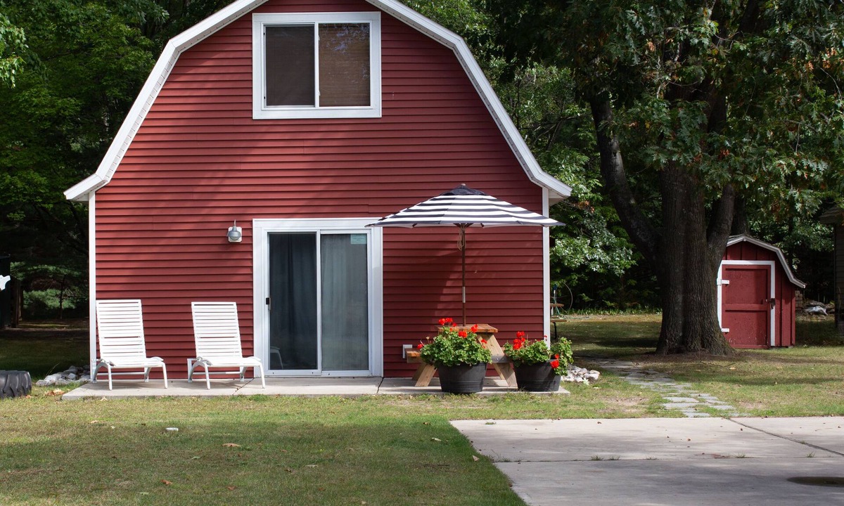 Silver Lake Cottage | THE RED BARN - Walk to where it’s happening close by, 12 min. to Lake Michigan