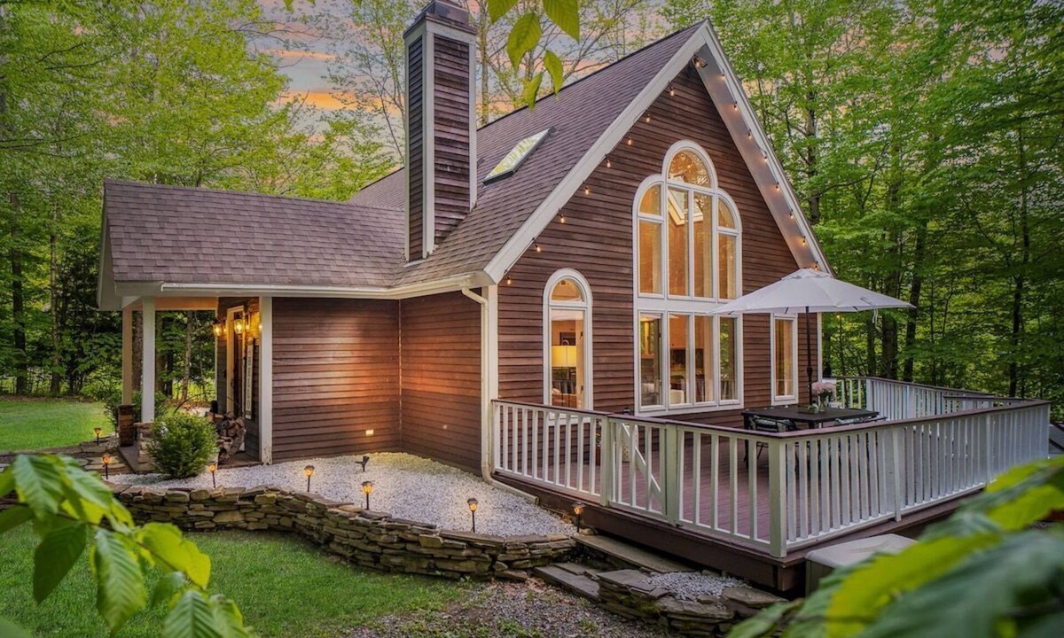 Wilmington Cabin | The Sugar Maple · Modern Chalet- Hot Tub~Fire-Pit~Clubhouse~Mt Snow