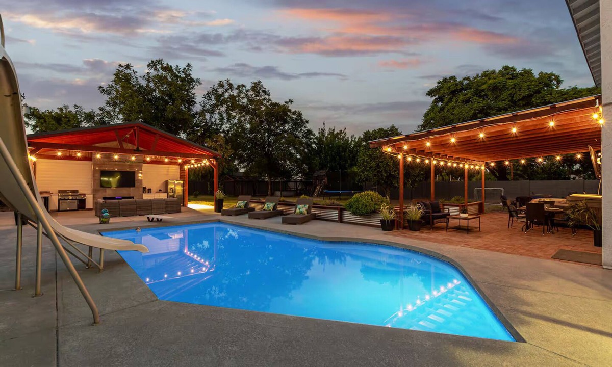 Bethany Homes House | The Ultimate GetawayPrivate, Spacious 8 Bedroom Oasis in Phoenix with Large Pool