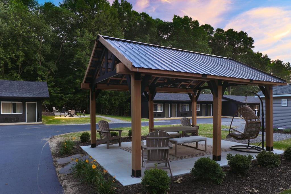 Bridgman Hotel | The Warren Hotel