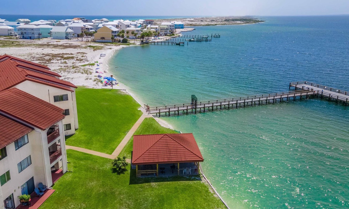 Navarre Beach Apartment | Third-Floor Studio w/Shared Pool, Sound View, High-Speed WiFi, & Central AC