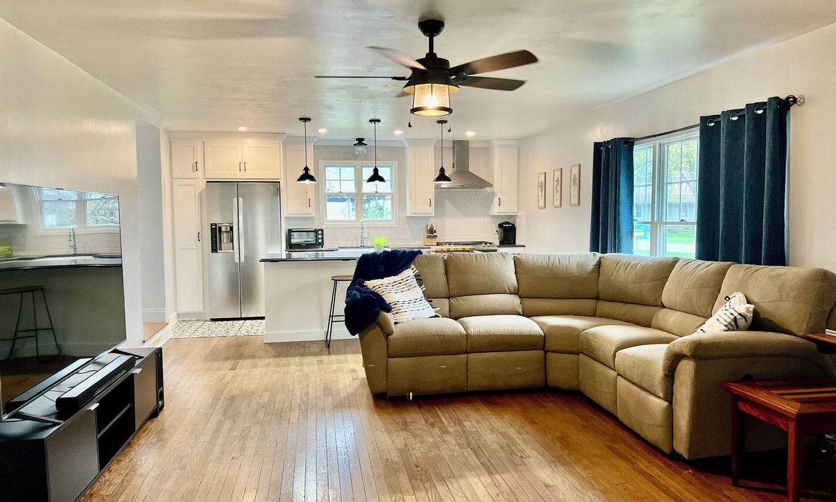 La Porte House | This house is a 2 bedroom(s), 2 bathrooms, located in La Porte, IN.