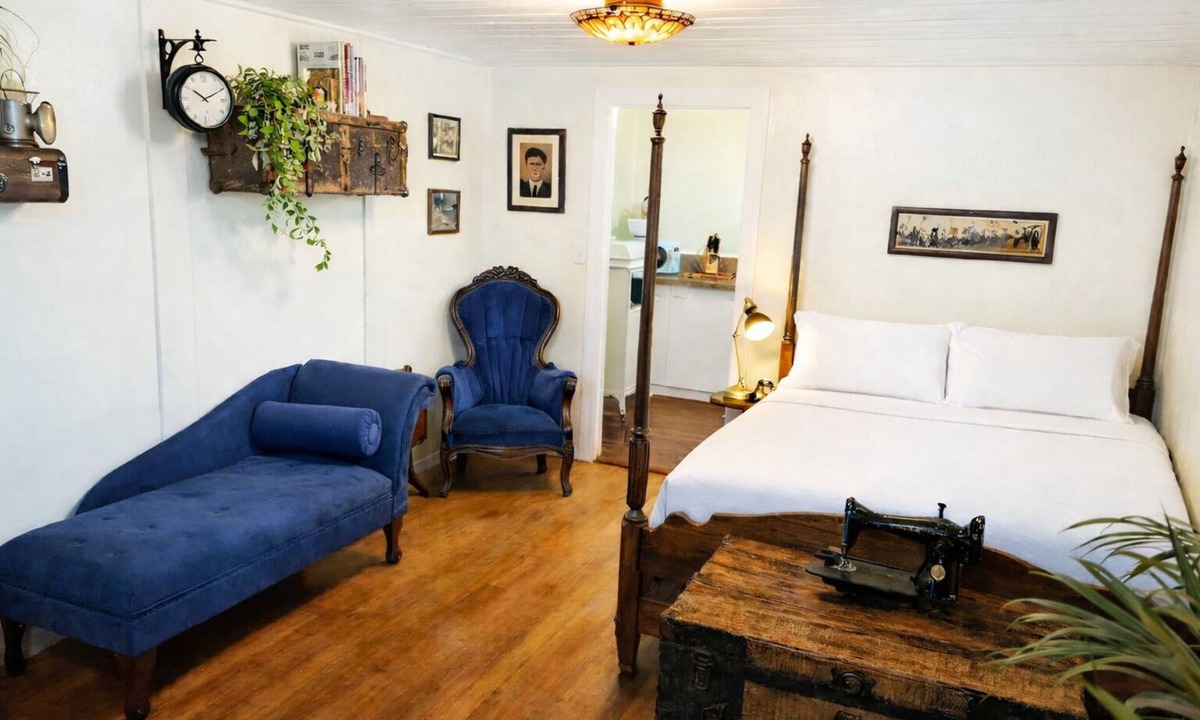 Westlake Cabin | Ticketmaster Chamber - Historic Lakefront Studio Cabin with Kayaking