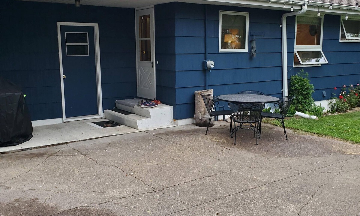 Kenwood House | Toledo Blue House-Spacious 5 bedroom, 2 living rooms & large outside area.