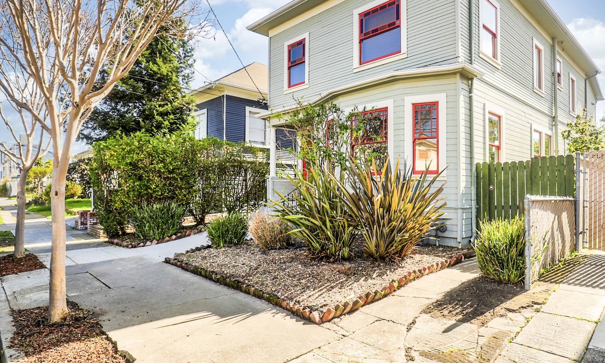 Emeryville Apartment | Top floor duplex with garden-patio.