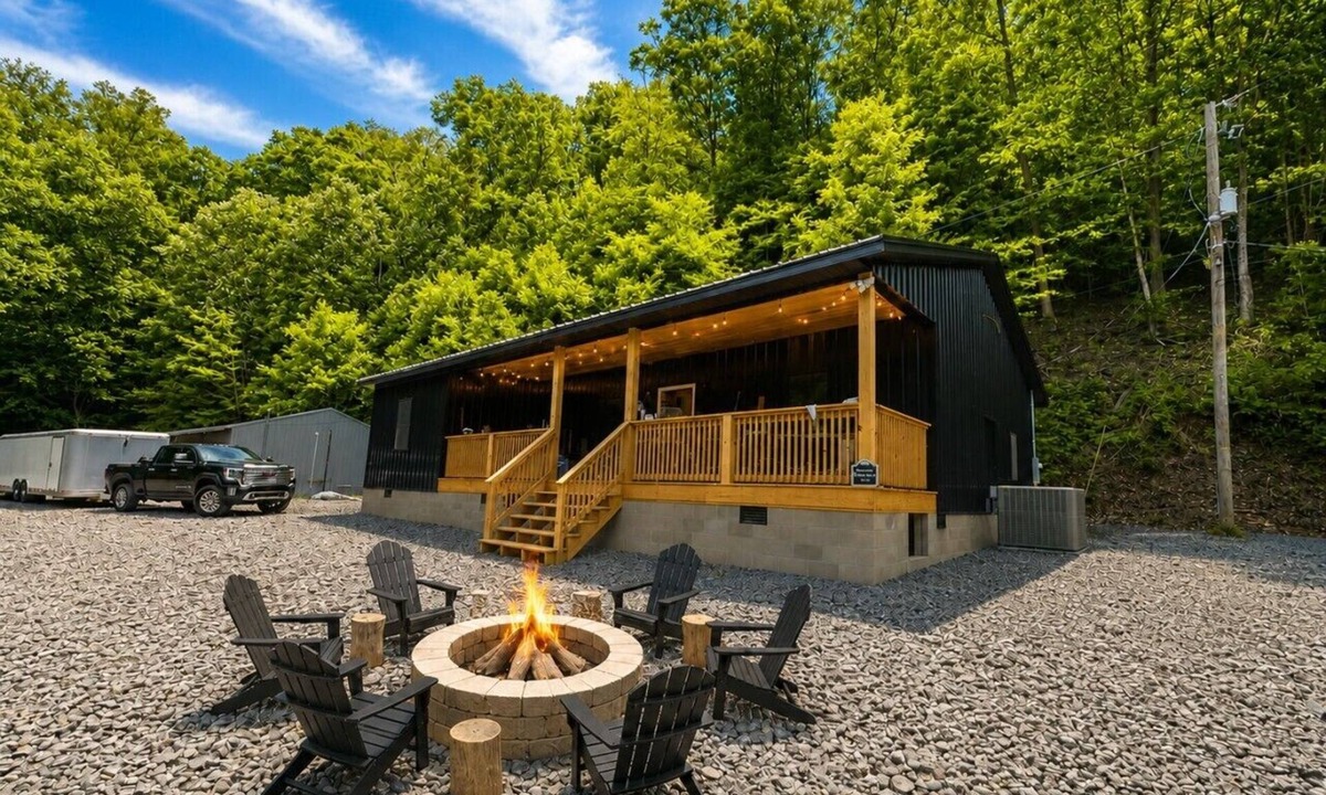 Red Jacket Cabin | Trailside Saloon Lodge| Hot Tub+Arcade+Ride In/Out
