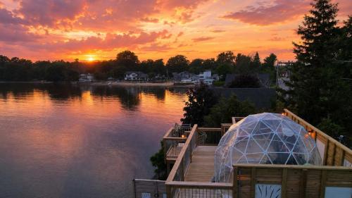 Cumberland Head House | Tramonto Paradise on the Lake Hot Tub Pet Friendly