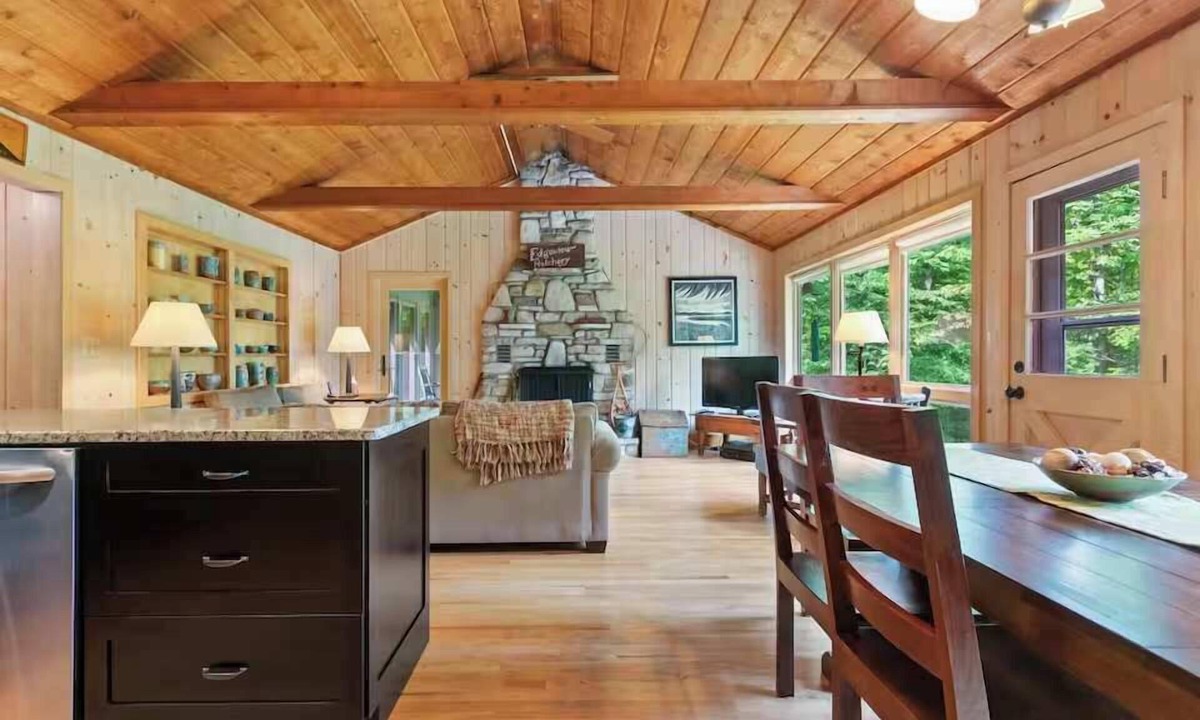 Baileys Harbor Cabin | Tranquil Roo Retreat: Walk to Kangaroo Lake beach